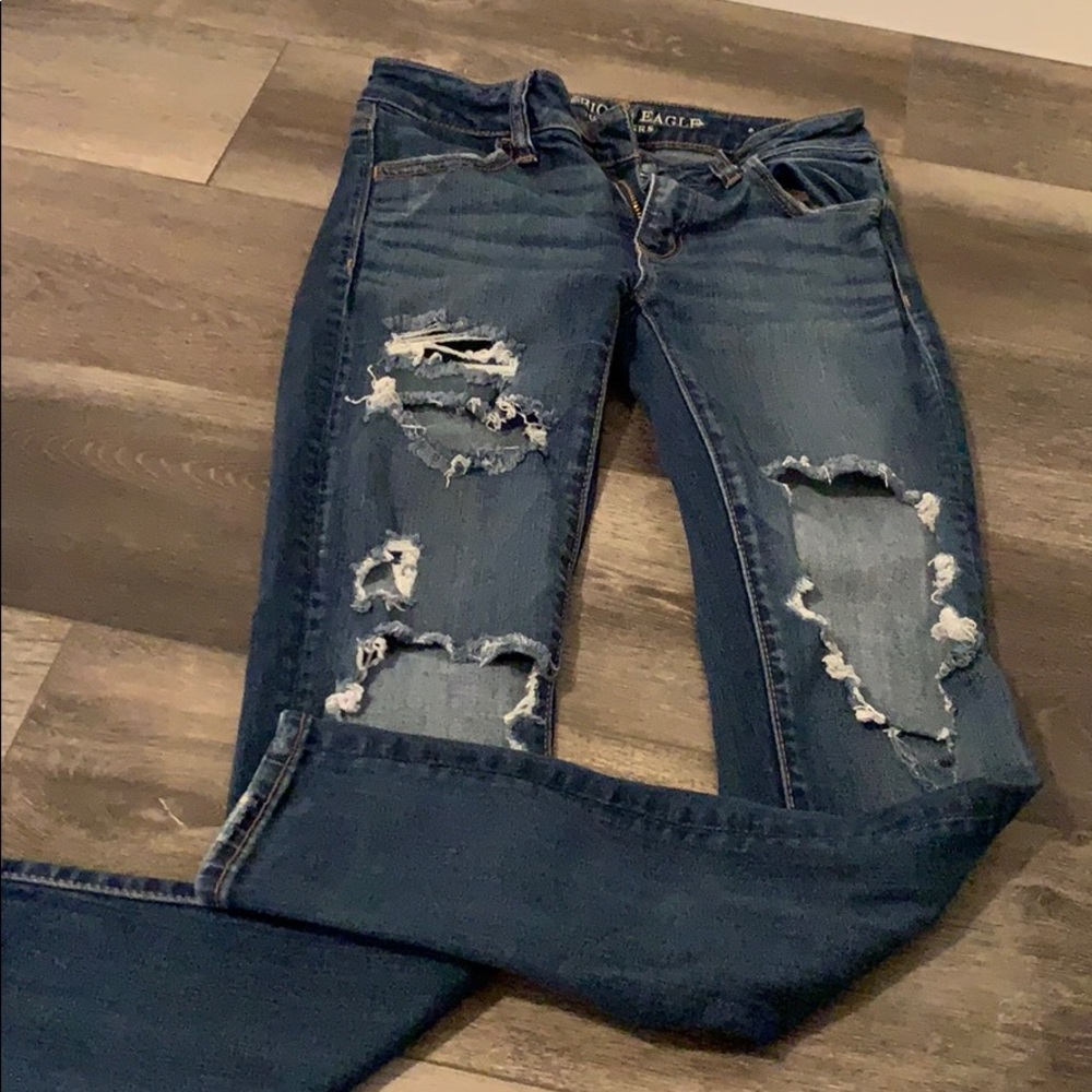 Super cute American eagle distressed jeans